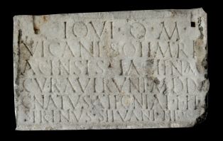 Inscription votive dédiée à Jupiter ; © LAURENCON Joëlle