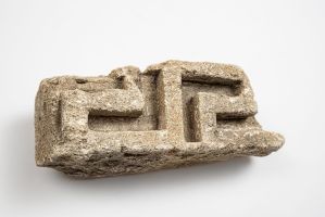 Fragment ornemental à décor de grecques ; © Claude PHILIPPOT