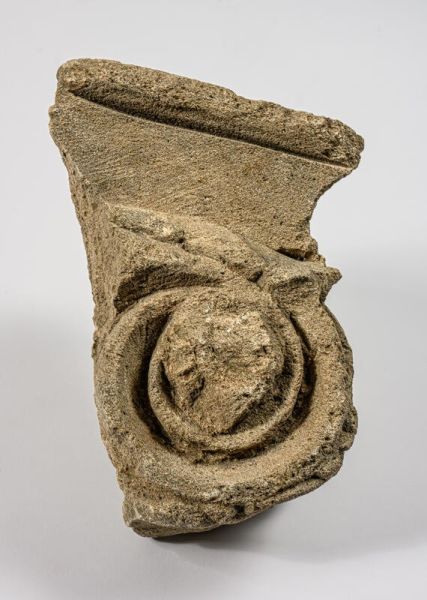 archéologie ; sculpture, chapiteau composite (fragment), (GRD_2012.1.1304) "Fragment à décor végétal de volute"