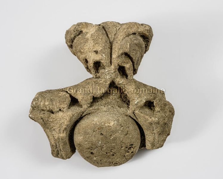 archéologie ; sculpture, chapiteau composite (fragment), (GRD_2012.1.780) "Fragment à décor végétal"