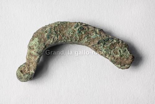 fibule à charnière (fragment) ; © CD 88, cl. PHILIPPOT Claude
