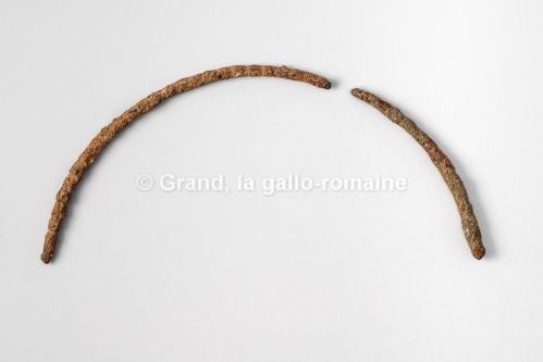 bracelet de bras ou bracelet de cheville (fragment, 2) ; © CD 88, cl. PHILIPPOT Claude