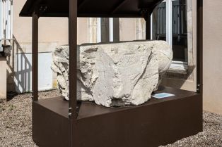 Chapiteau monumental devant la mosaïque ; © Claude PHILIPPOT