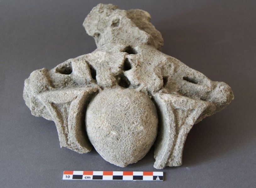 chapiteau composite (fragment)