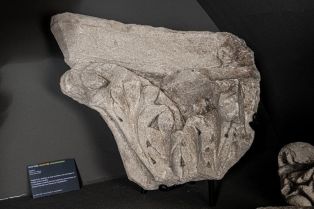 chapiteau corinthien (fragment) ; © Claude PHILIPPOT
