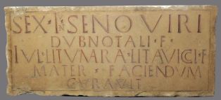 Inscription funéraire dédiée à Sextius Juventus ; © LAURENCON Joëlle
